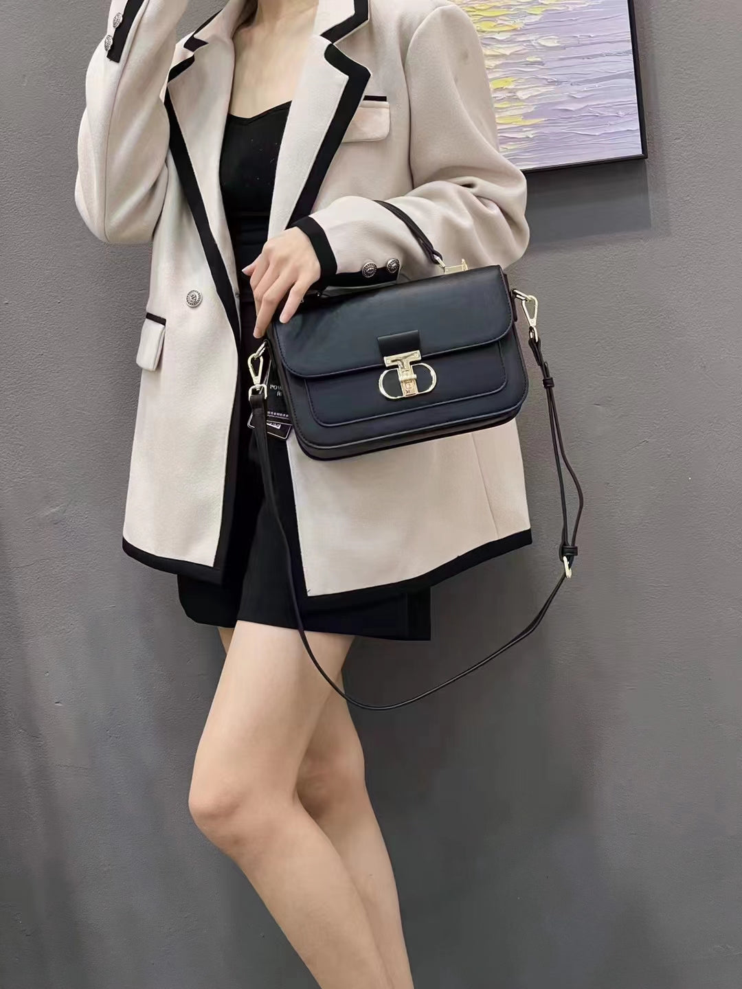 LARGE CAPACITY SHOULDER BAG
