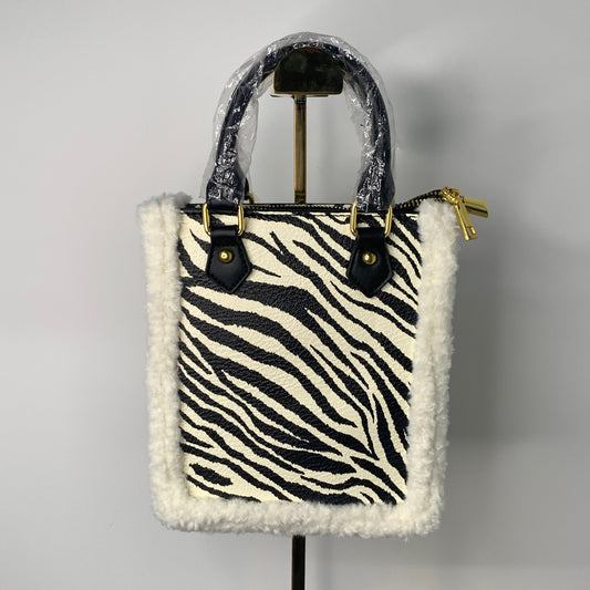 [YX]Black and white plush bag-1
